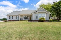 Building Photo - Spacious 3 Bedroom Home Near Downtown Gree...
