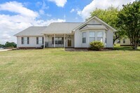 Building Photo - Spacious 3 Bedroom Home Near Downtown Greer with Large Backyard and 2-Car Garage.