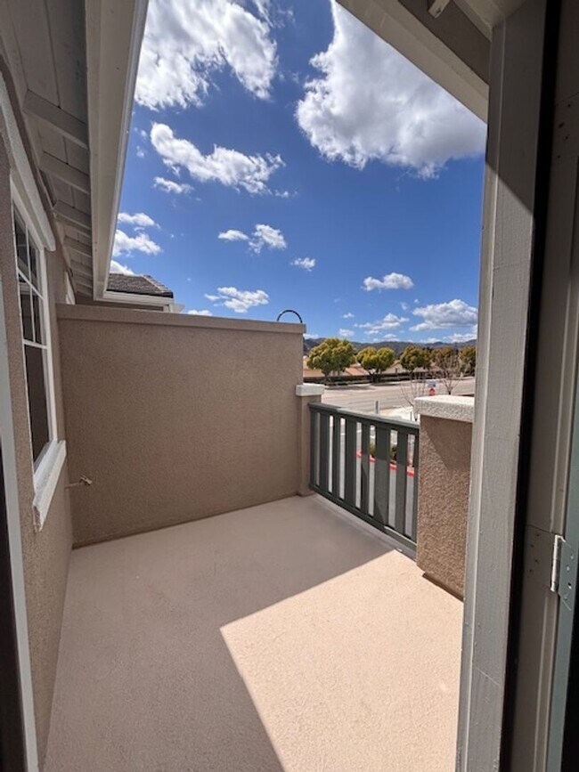 Building Photo - Welcome home to this beautiful Murrieta Town Home!