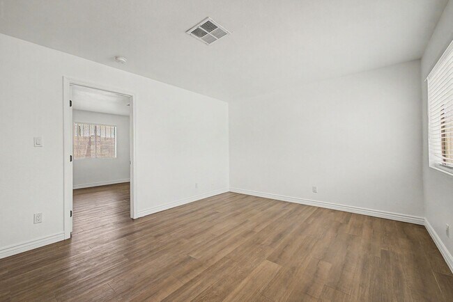 Building Photo - 1438 E Adams St