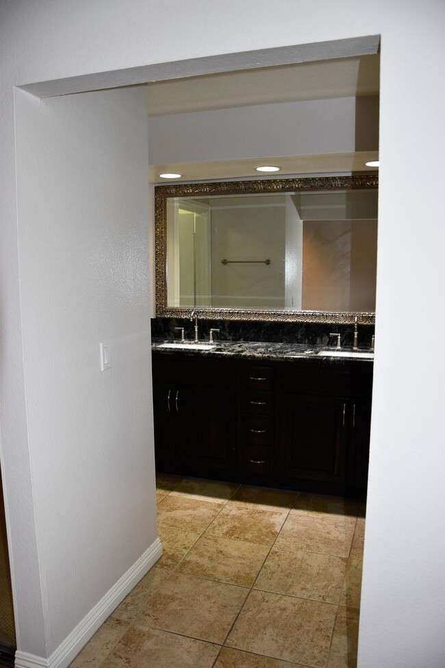 Building Photo - 3 Bedroom 2.5 Bath Hampton Court Condo Nea...