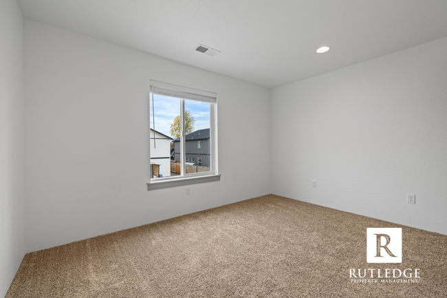 Building Photo - 3 Bed/2.5 Bath Townhome in Medford