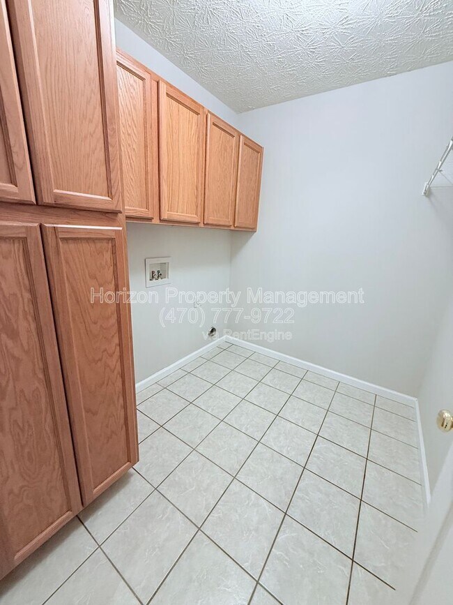 Building Photo - 4005 Hidden Hollow Dr