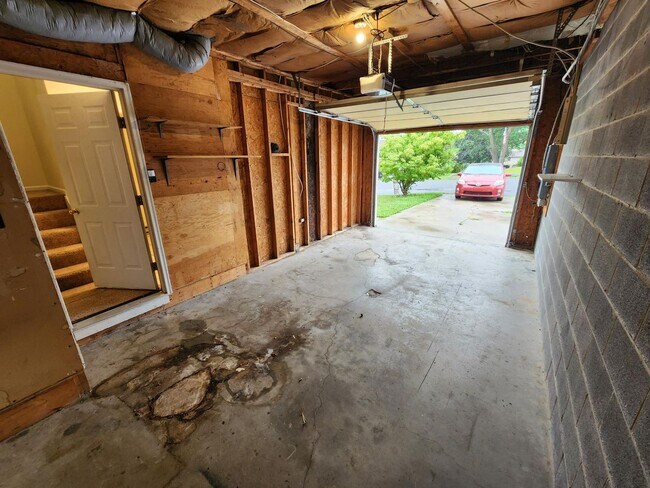Building Photo - 102 Nottingham Dr