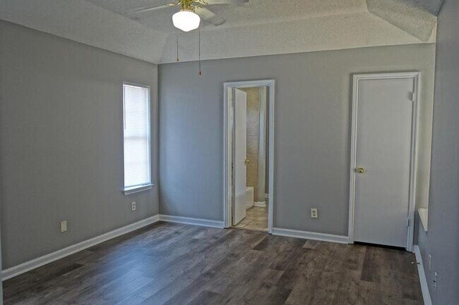 Building Photo - 13916 Sandhurst Dr SW