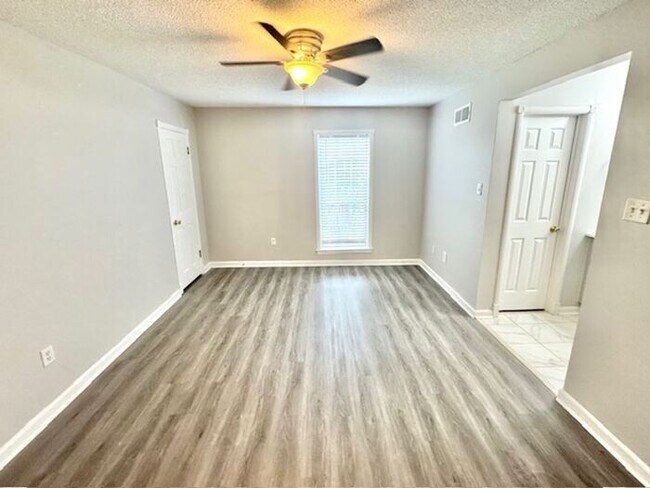 Building Photo - OPEN HOUSE! Renovated Bartlett Home- Highl...