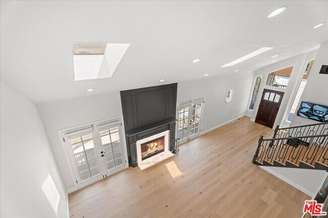 Building Photo - 6443 Matilija Ave