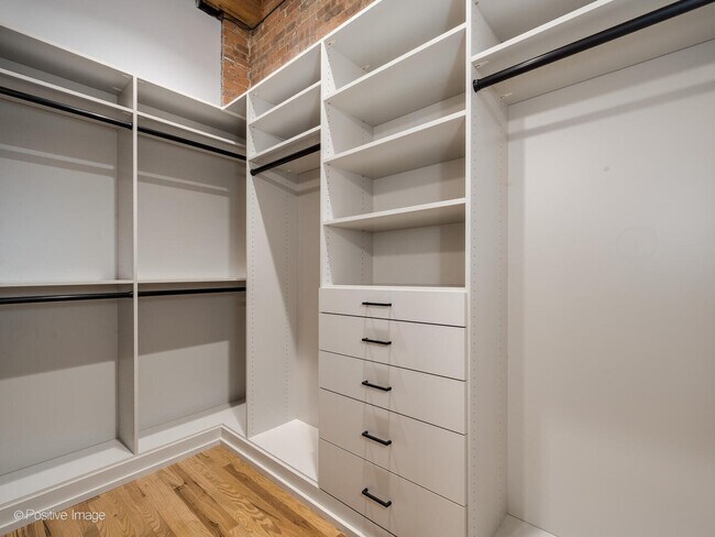 Building Photo - 312 N May St