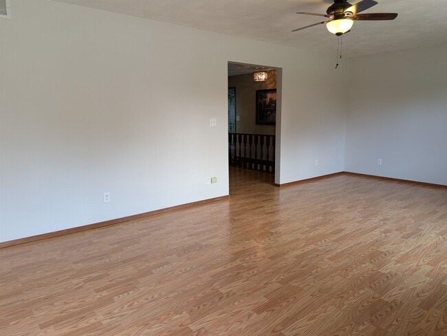 Building Photo - 204 Hickory Dr