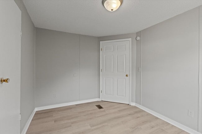 Building Photo - Completely Updated 3BR/2BA Trailer in Musc...