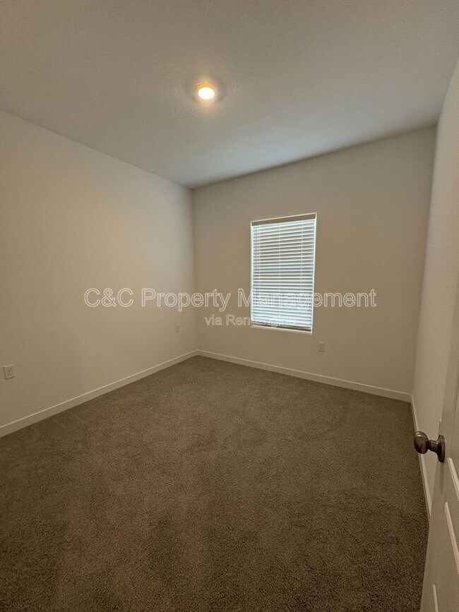 Building Photo - 1024 Deerhorn Dr W
