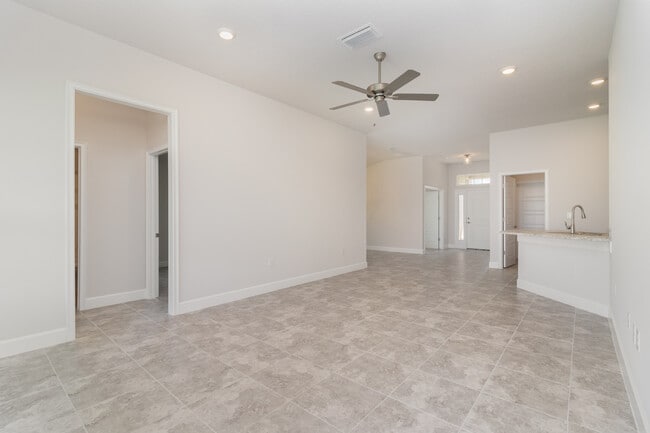 Building Photo - 1844 Middlebury Dr SE