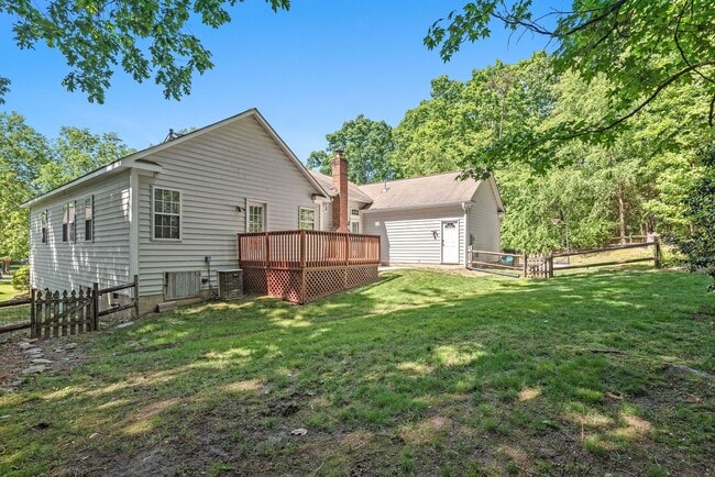 Building Photo - 3 Bedroom w/ 2 car Garage (Landscaping is ...