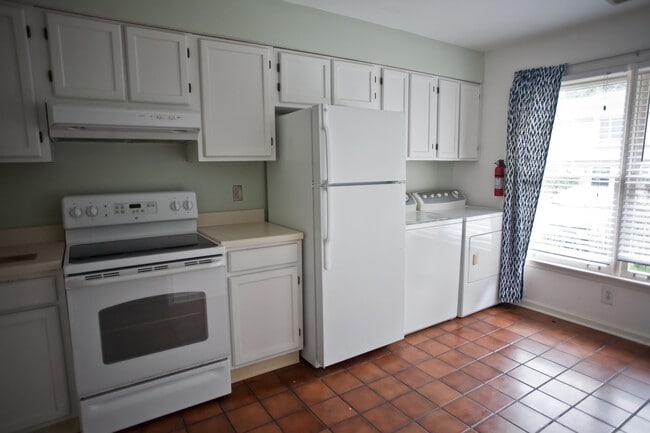 Building Photo - Two Bedroom Condo Minutes from Downtown!