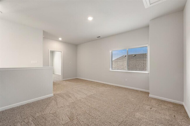 Building Photo - 102 Hedge Grn Holw