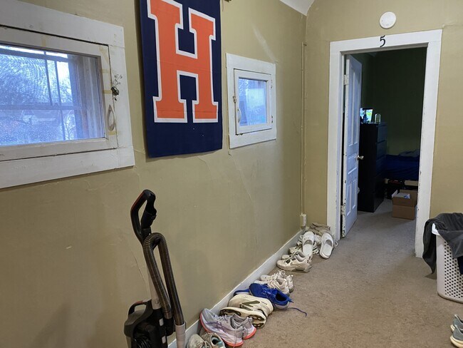 Building Photo - 11 W 14th St