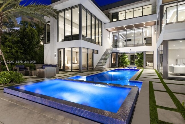 Building Photo - 440 Mola Ave