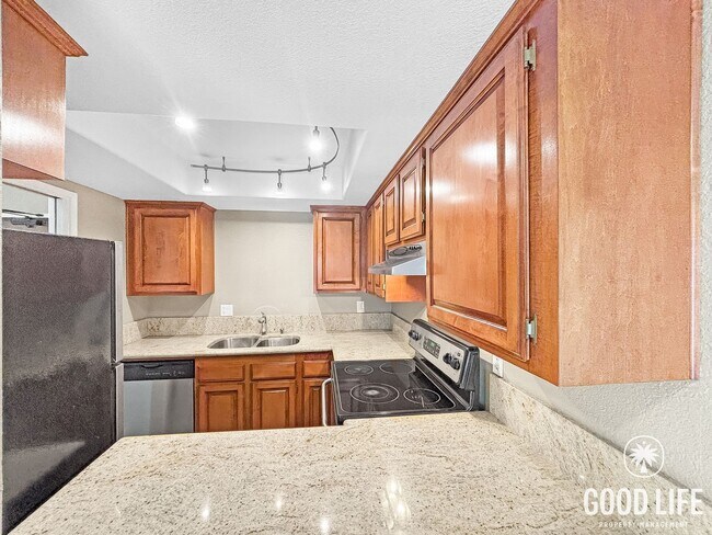 Building Photo - Inviting 1B/1.5BA Condo with Balcony in Cortez Hill