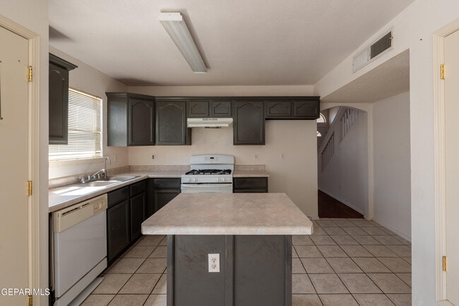 Building Photo - 2212 Tierra De Oro Way