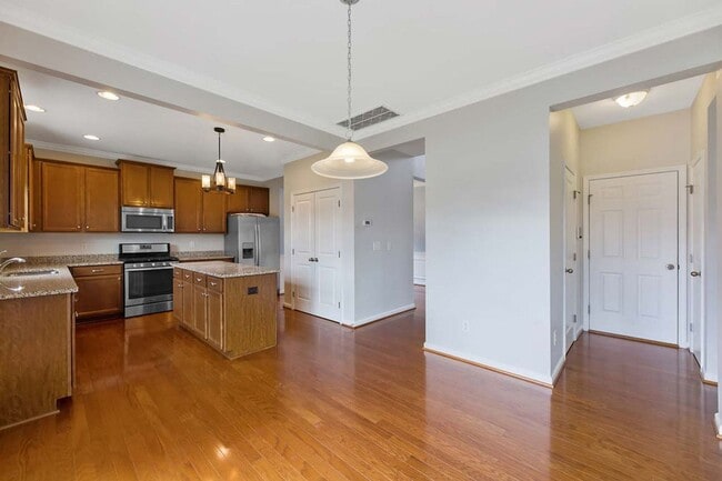 Building Photo - Welcome Home!!! Beautiful 3b 2.5b in Masse...
