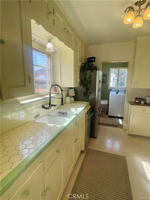 Building Photo - 4586 Sunnyside Dr