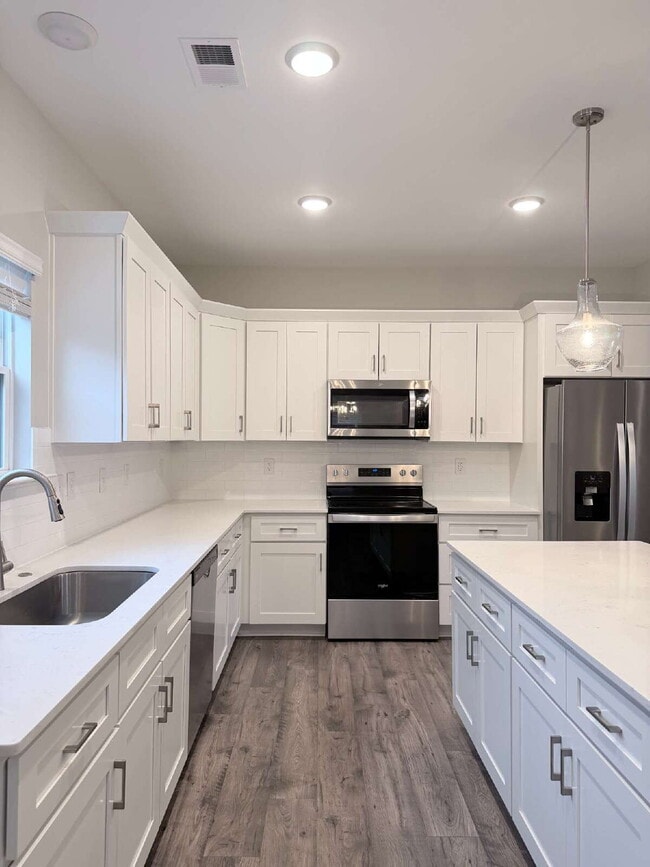 Building Photo - Spacious Townhome in The Springs of North Asheville