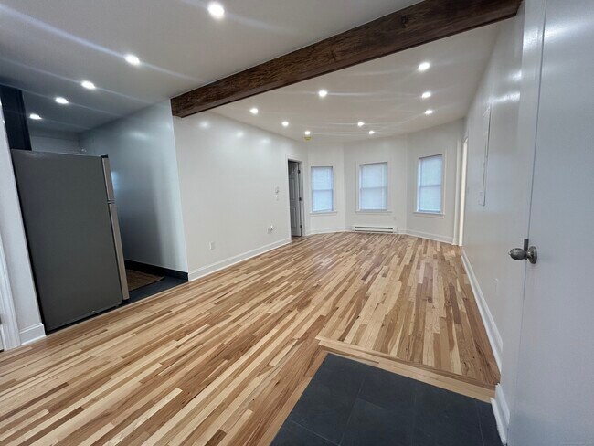 Building Photo - 198 Montauk Ave