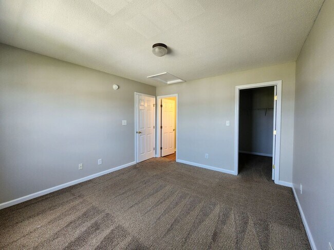 Building Photo - Beautiful 3 bed 2 1/2 bath townhome in a gated community with a pool. Showings Coming Soon!!!