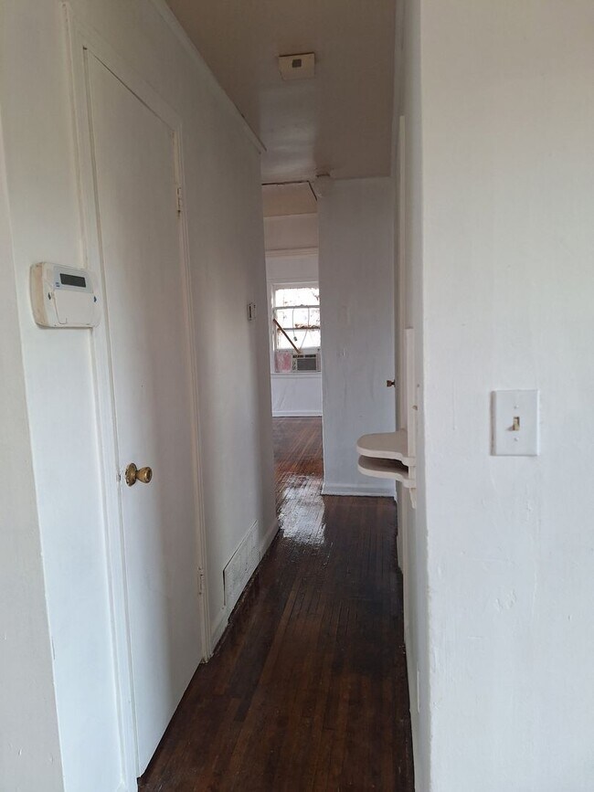 Building Photo - Three bedroom one bath one car garage