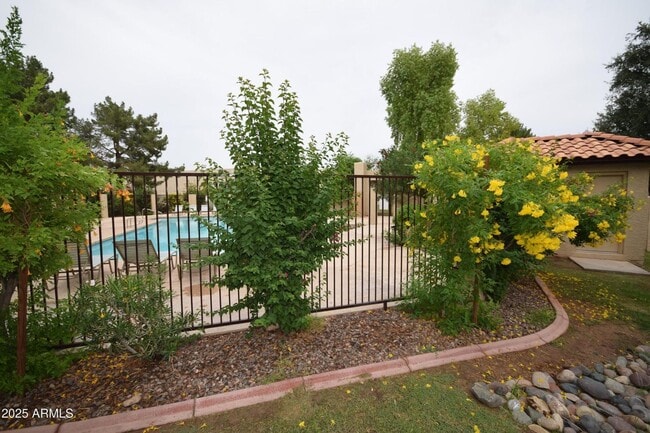 Building Photo - Beautiful 2 bed 2.5 bath Townhouse in Mesa!