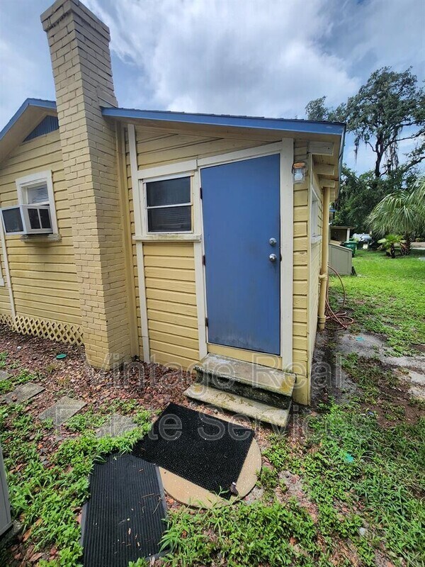 Building Photo - 309 W Comanche Ave