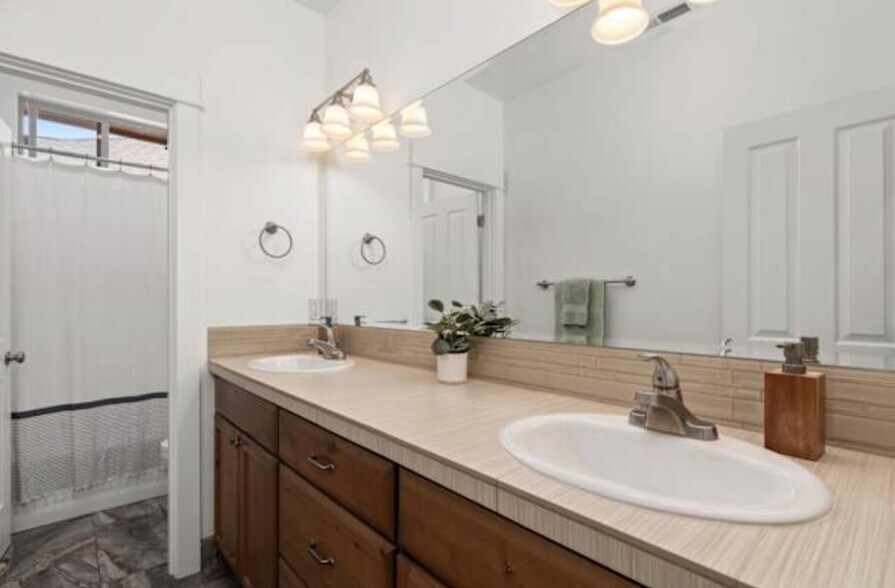 Building Photo - 21302 NE Brooklyn Ct