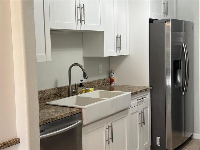 Building Photo - 1006 Villaway W