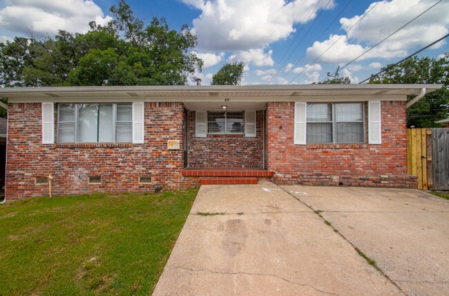 Building Photo - Midtown Living with Modern Conveniences – Prime Little Rock Location!