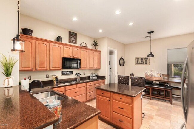 Building Photo - 908 Elm St