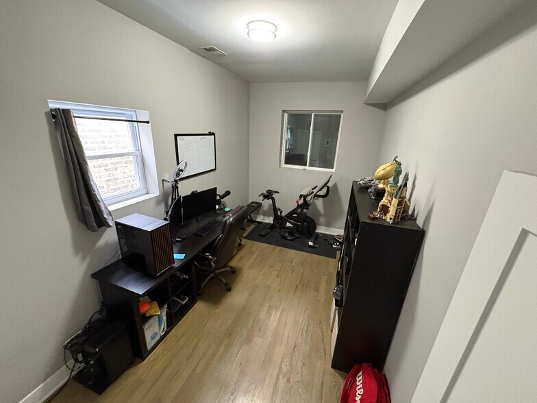 Building Photo - 1933 W Ohio St