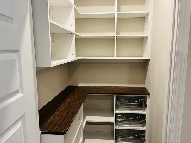 Building Photo - ***MOVE IN SPECIAL - $500 OFF 1ST MONTHS RENT WITH A MOVE IN DATE ON OR BEFORE 6/12.*** Wow! 4 be...