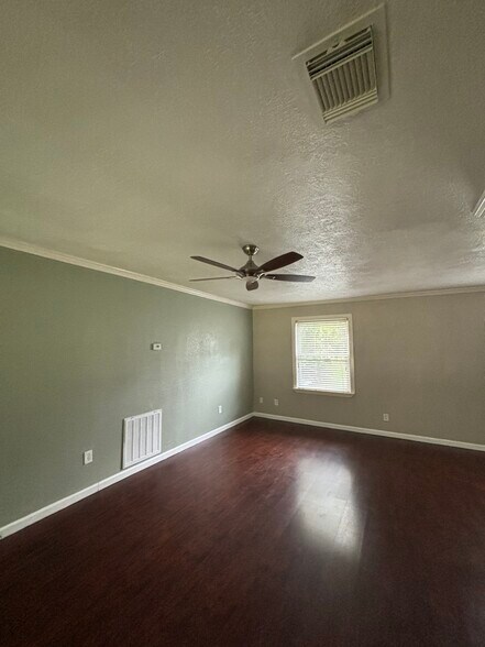 Building Photo - 2421 Pecan St