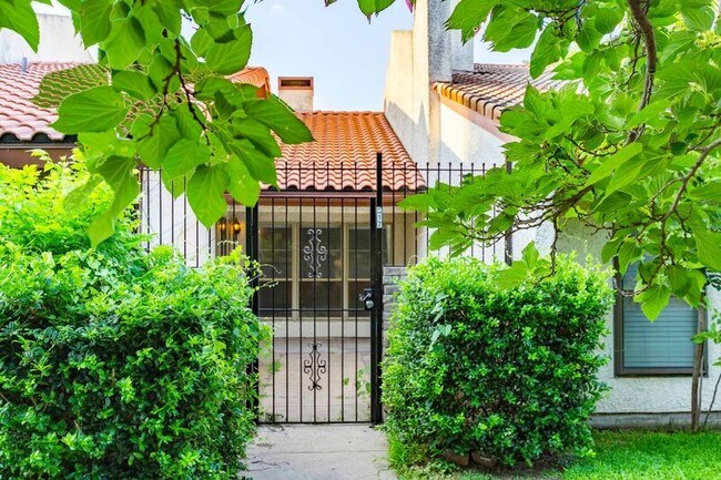 Building Photo - 817 W Rochelle Rd