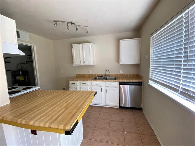 Building Photo - 615 Stonewall Dr