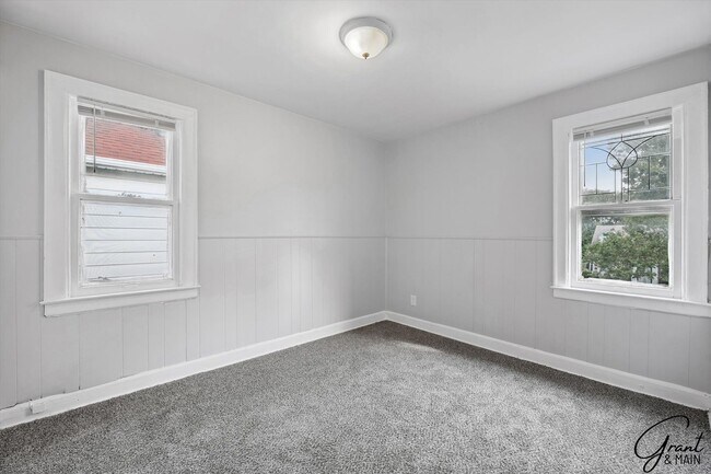 Building Photo - $1250 3 bedrooms