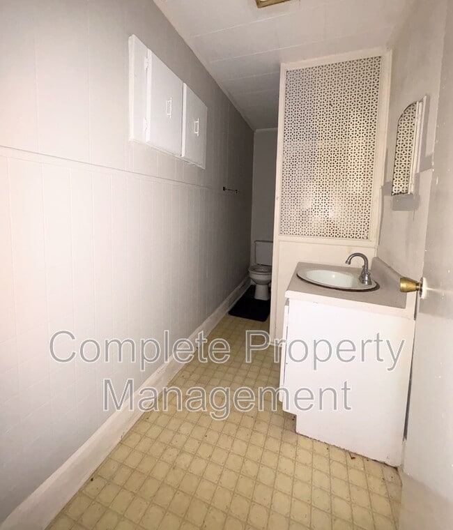 Building Photo - 1015 11th St N