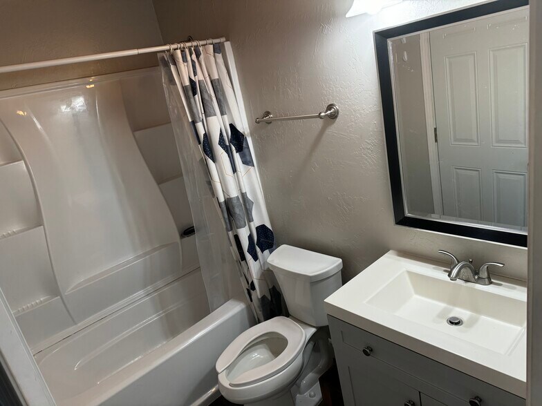 Building Photo - 135 Bixby St