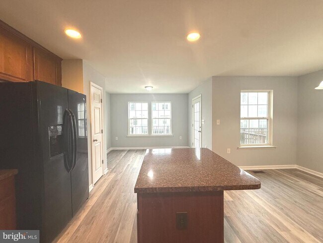 Building Photo - 15 Wayside Ct