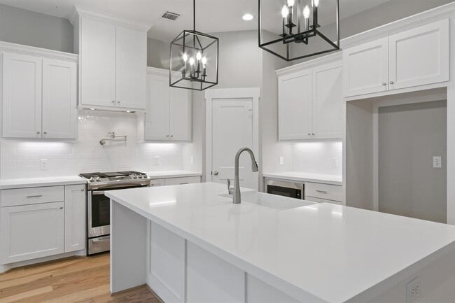 Building Photo - 1119 E 27th St