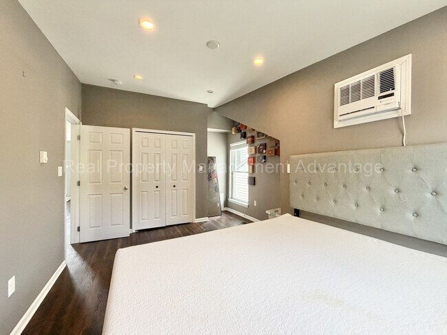 Building Photo - 340 E. Cambourne.