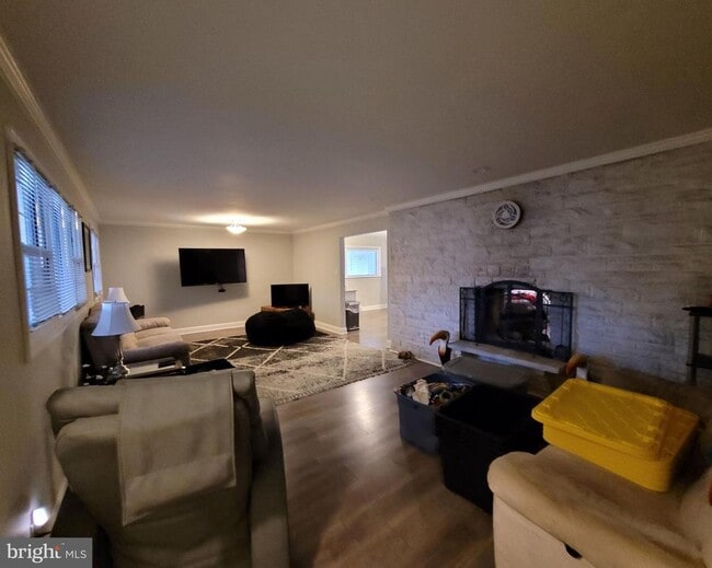 Building Photo - 302 Iris Rd