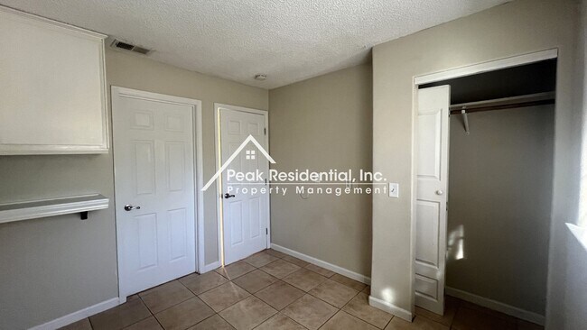 Building Photo - Spacious 2bd/1ba Duplex with Garage near American River College