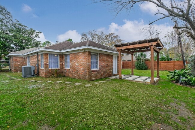 Building Photo - 2601 Briarhurst Dr
