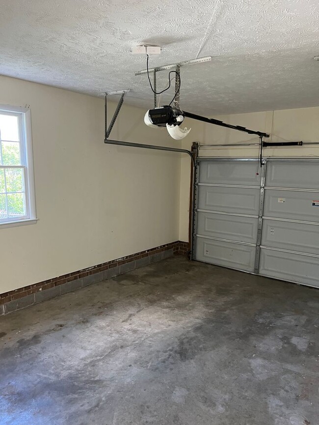 Building Photo - Conveniently Located Home with Fenced Back...